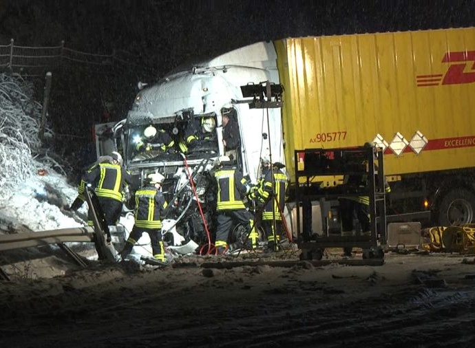LKW Unfall auf schneeglatter Fahrbahn