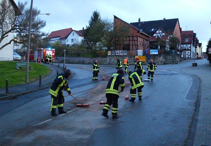 WOH: Feuerwehr beseitigt Ölspur WOH: Feuerwehr beseitigt Ölspur