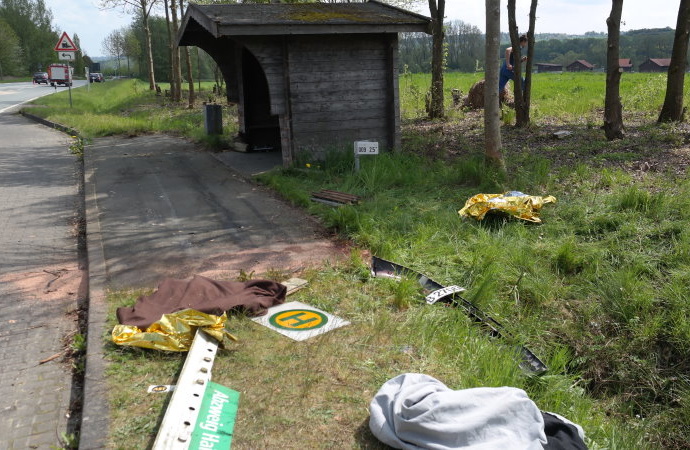 Tödlicher Unfall an Bushaltestelle – Frau wird unter Auto übersehen