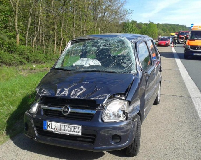 Auto überschlägt sich auf A 44 bei Breuna