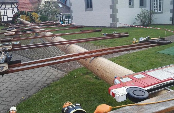 Maibaumaufstellung in Helsa Maibaumaufstellung in Helsa