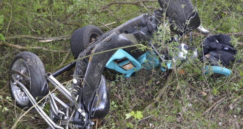 Trike verunglückt – Schwerverletzter holt Hilfe auf B 323