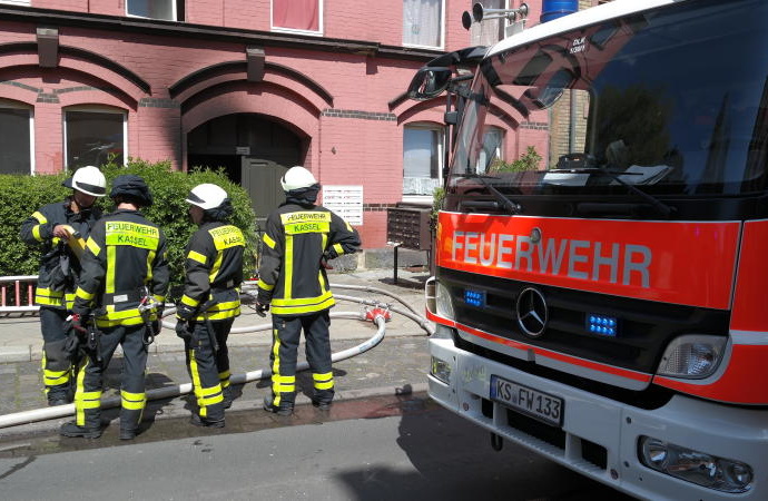 KS: Brand in Mehrfamilienhaus – Rettung über Drehleiter KS: Brand in Mehrfamilienhaus – Rettung über Drehleiter