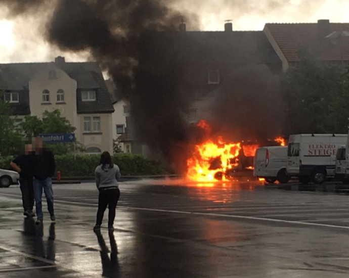 KS: Sprinter auf DEZ-Parkplatz ausgebrannt