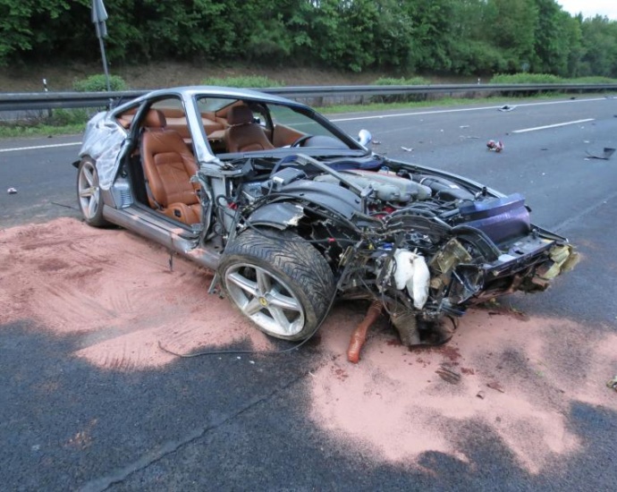 Ferrari auf A7 geschrottet – Zwei Verletzte
