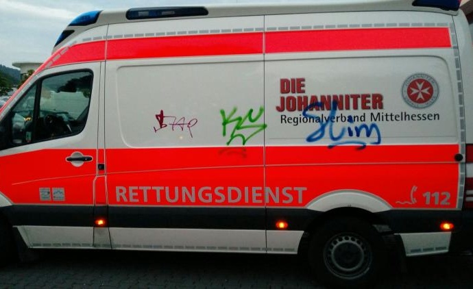 Rettungswagen während eines Einsatzes beschmiert