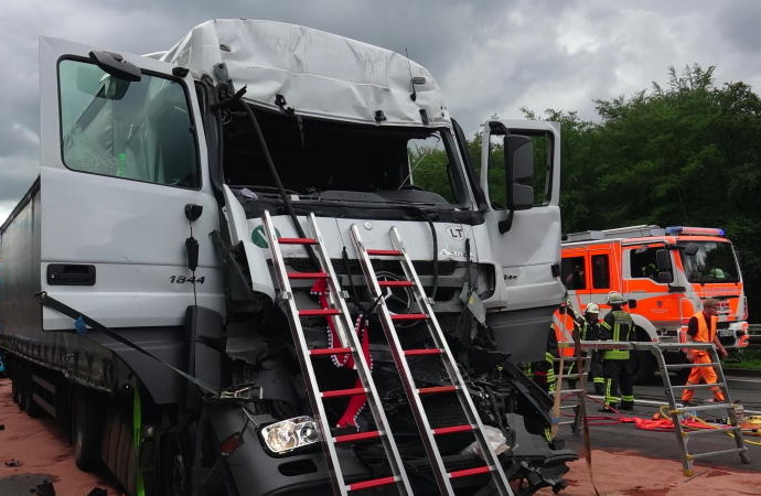 A3: LKW-FAhrer nach Auffahrunfall eingeklemmt