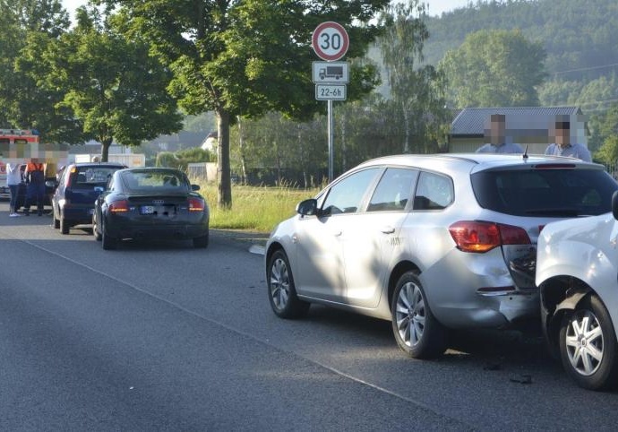 Sechs Fahrzeuge krachen in einander