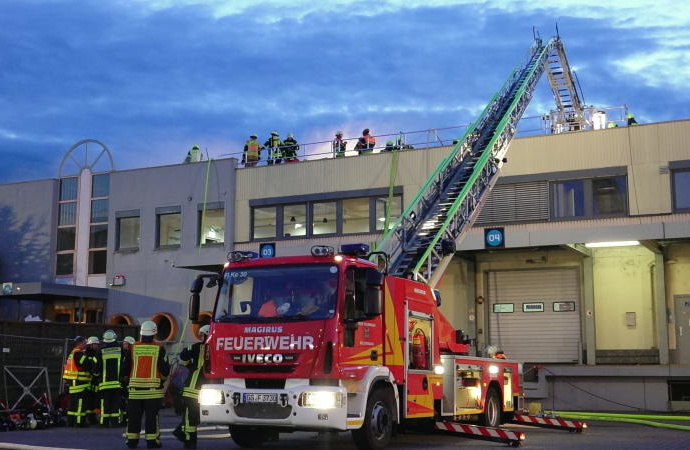 Großeinsatz: Dachpappe auf Lagerhalle brannte