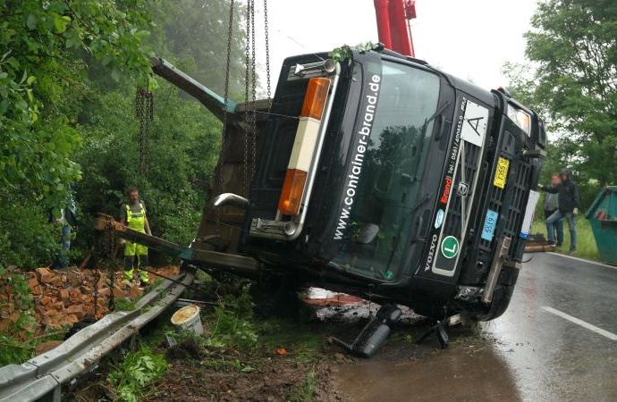 L562: LKW mit Bauschutt kippt um