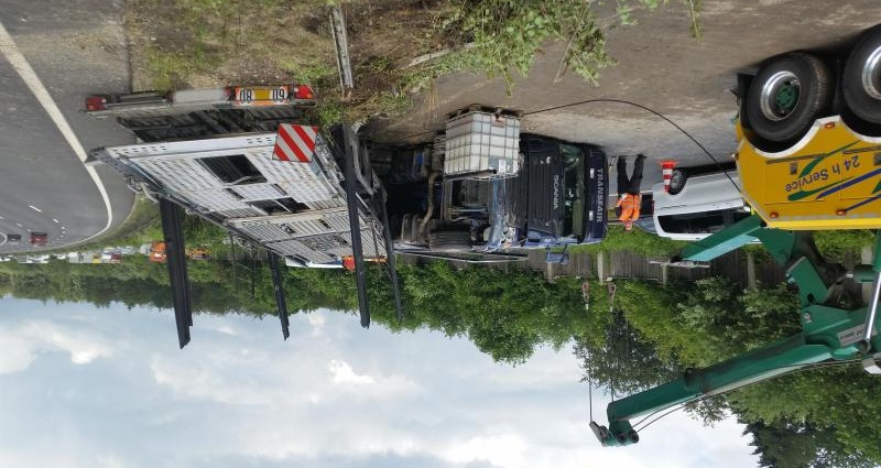LKW-Unfall: Autotransporter auf der A7 durch die Mittelleitplanke LKW-Unfall: Autotransporter auf der A7 durch die Mittelleitplanke