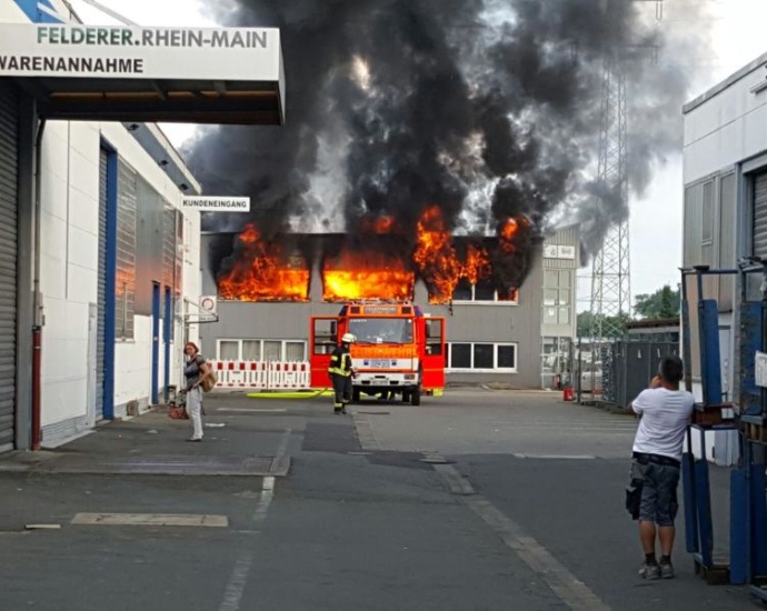 Südhessen: Großbrand im Industriegebiet