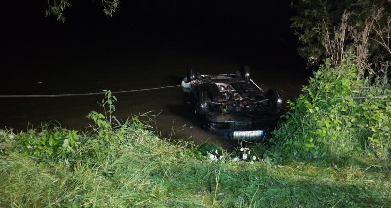 Spiekershausen: Auto rollt in die Fulda