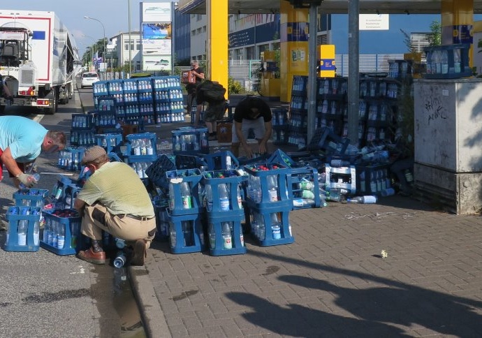 300 Kisten Mineralwasser verloren – Passanten halfen bei der Reinigung mit 300 Kisten Mineralwasser verloren – Passanten halfen bei der Reinigung mit