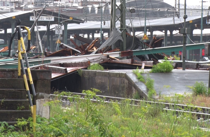 KS: Hauptbahnhof nach Unwetter gesperrt KS: Hauptbahnhof nach Unwetter gesperrt