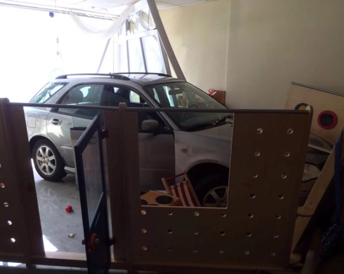 Glück im Unglück: 86-jährige kracht mit PKW in Kindertagesstätte Glück im Unglück: 86-jährige kracht mit PKW in Kindertagesstätte