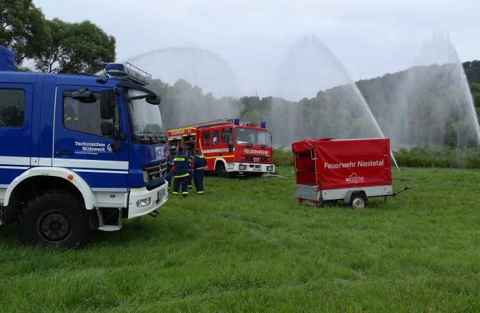 Feuerwehr und THW üben für die Zukunft
