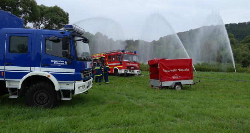 Feuerwehr und THW üben für die Zukunft