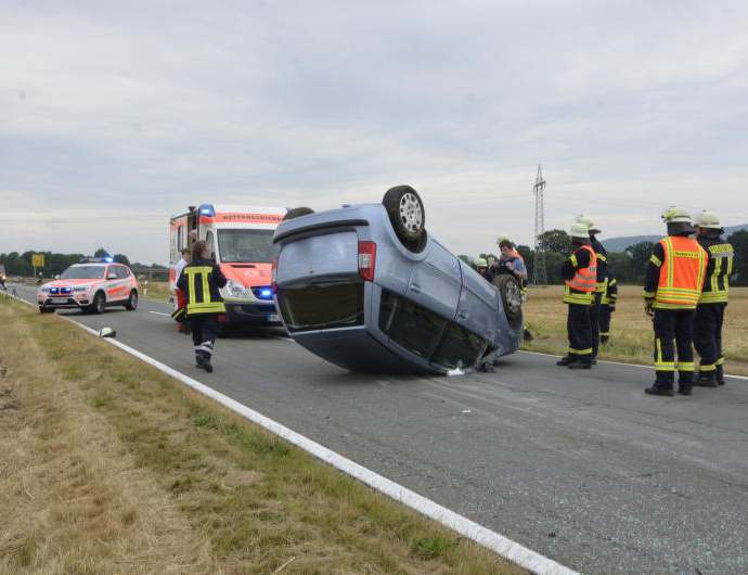 PKW auf Dach – Fahrerin ins Krankenhaus eingeliefert PKW auf Dach – Fahrerin ins Krankenhaus eingeliefert