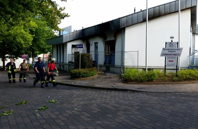 Höxter: Feuer drohte auf Stadthalle überzugreifen – Brandstiftung? Höxter: Feuer drohte auf Stadthalle überzugreifen – Brandstiftung?