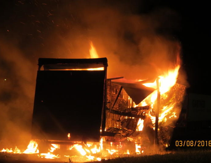 Mittelhessen: LKW auf Parkplatz Stauferburg stand in Flammen Mittelhessen: LKW auf Parkplatz Stauferburg stand in Flammen