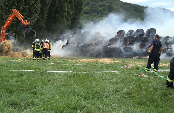 Rund 220 Rundballen brannten – 12 und 13 Jahre alte Kinder haben gezündelt Rund 220 Rundballen brannten – 12 und 13 Jahre alte Kinder haben gezündelt