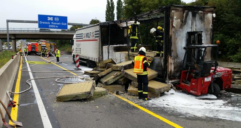 LKW brannte auf der A7 – Kilometerlanger Stau LKW brannte auf der A7 – Kilometerlanger Stau