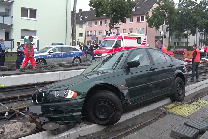 KS: Schwerer Unfall auf der Wilhelmshöher Allee – Bauarbeiter schwer verletzt