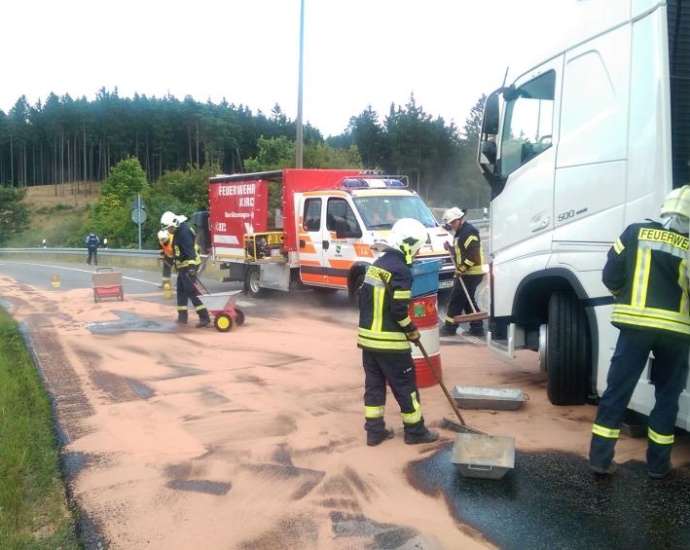 LKW überfährt Verkehrszeichen – 20.000 Euro Schaden LKW überfährt Verkehrszeichen – 20.000 Euro Schaden