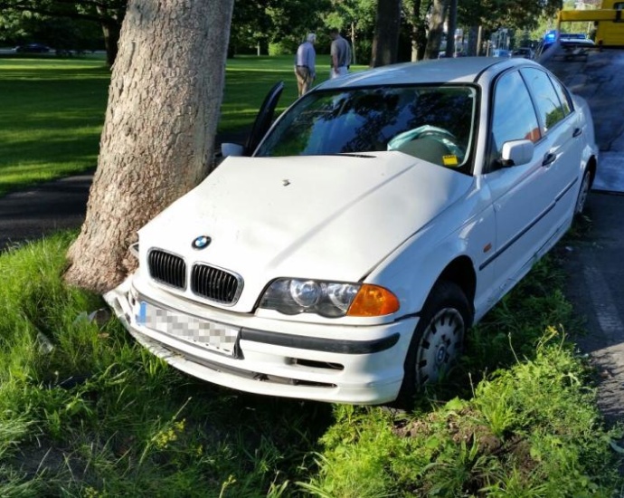 95-jährige Frau kracht mit Auto gegen Baum
