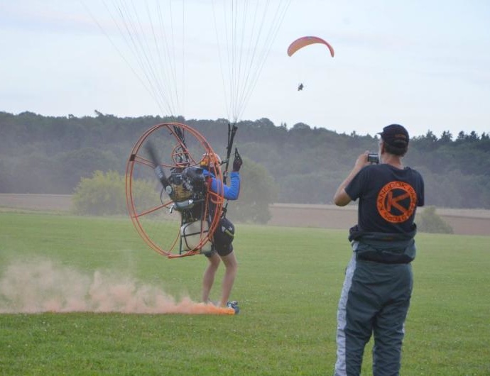 Abgehoben: Mit Schirm, Charme & Benzinthermik Abgehoben: Mit Schirm, Charme & Benzinthermik