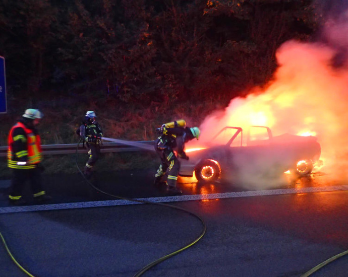 A49: Golf Cabrio ausgebrannt