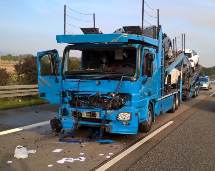 A5: Unfall mit Autotransporter – 50.000 Sachschaden A5: Unfall mit Autotransporter – 50.000 Sachschaden