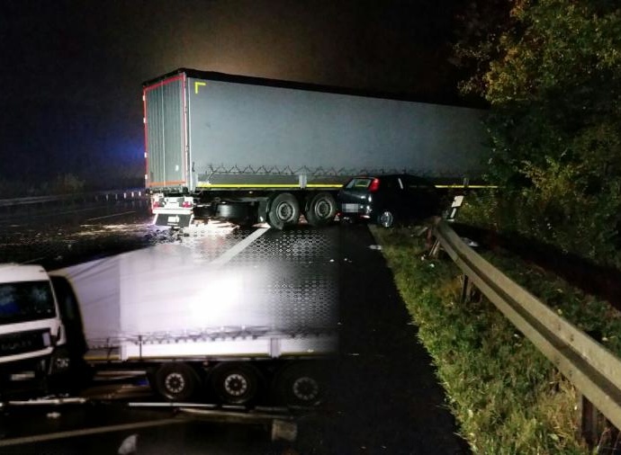LKW Unfall auf der A7 – Fahrer schwer verletzt LKW Unfall auf der A7 – Fahrer schwer verletzt