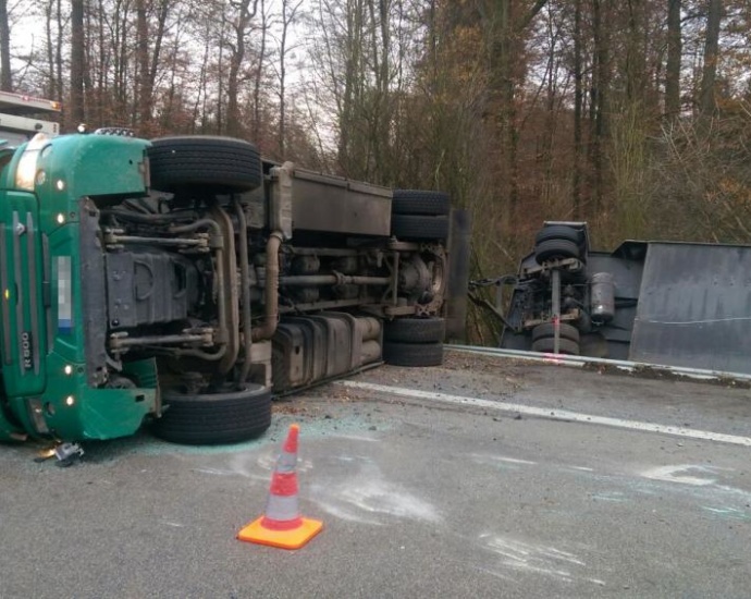 Tiertransporter auf BAB 5 umgestürzt Tiertransporter auf BAB 5 umgestürzt