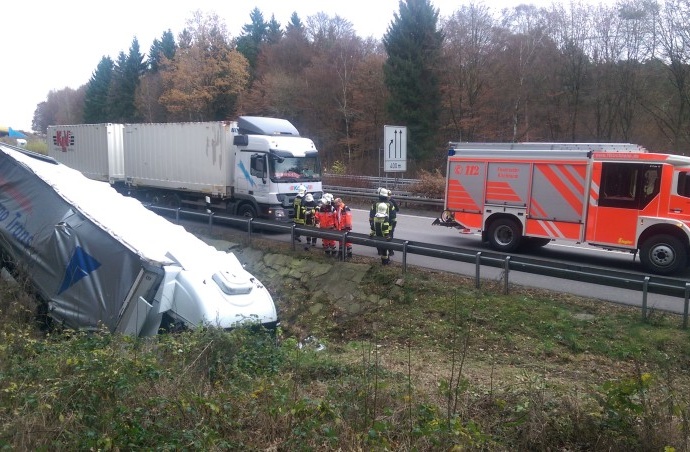 A7: Autobahn nach LKW-Unfall voll gesperrt