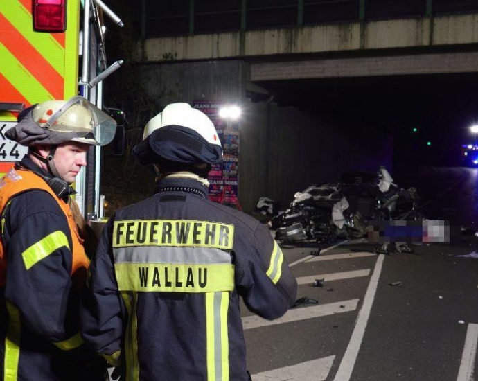 PKW gegen Brückenpfeiler – Zwei Tote und zwei Schwerverletzte