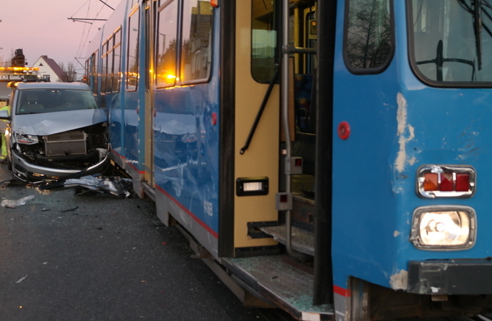 KS: Unfall mit Straßenbahn – Eine Person verletzt
