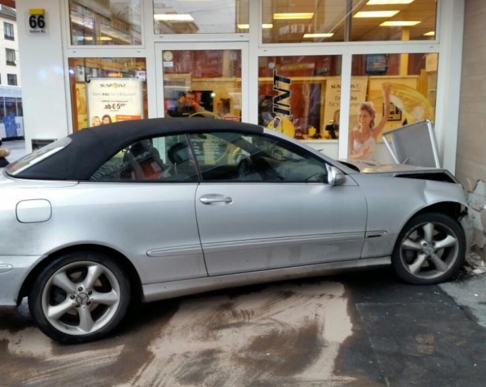 75-jähriger Mann kracht in Hauswand 75-jähriger Mann kracht in Hauswand