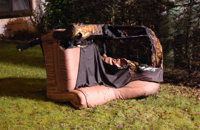 Sofa brannte in Wohnung – Nachbar löscht mit Pulverlöscher