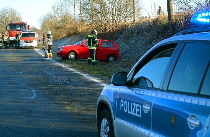 Habichtswald: Alleinunfall auf der B251 durch Straßenglätte