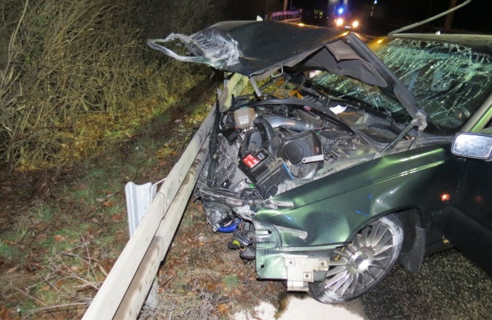Dresdener Straße: Schwerverletzter Beifahrer nach Unfall zurück gelassen – Fahrer flüchtig