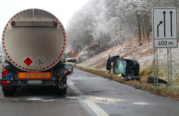 A44: PKW rast in Silo-LKW – Fahrer lebensbedrohlich verletzt