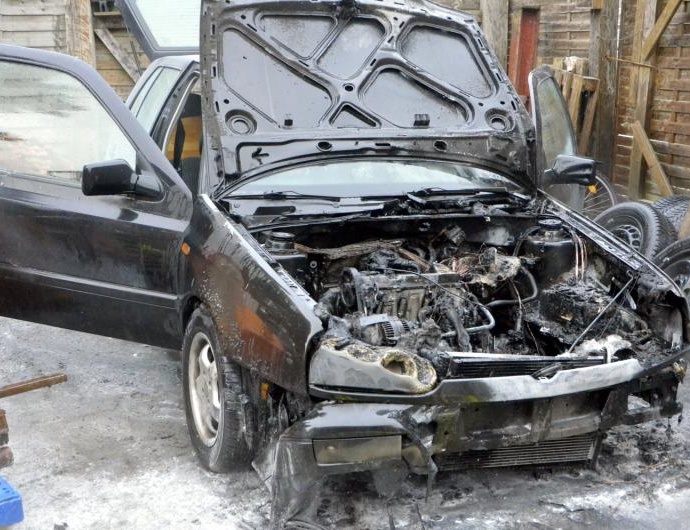 Technischer defekt führt zu Pkw Brand