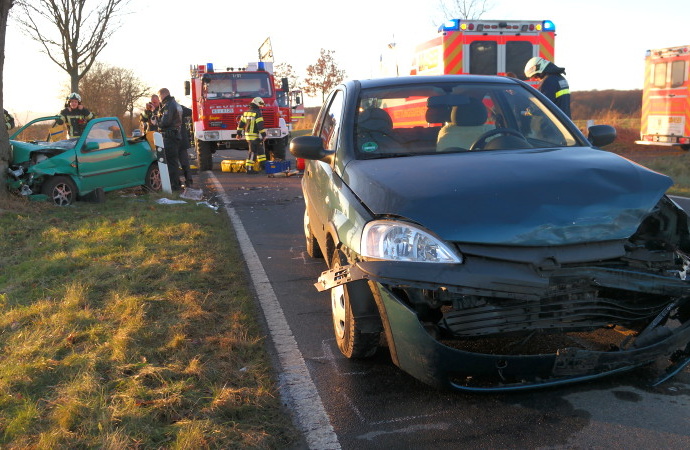 K4: PKW nach Unfall gegen Baum – Fahrer schwer verletzt