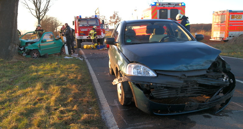 K4: PKW nach Unfall gegen Baum – Fahrer schwer verletzt
