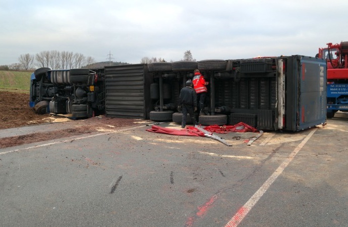 B252: LKW kippt auf Bundesstraße um