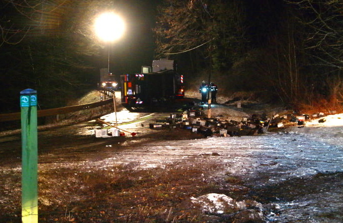 Gefahrgutunfall: LKW mit Batterien auf eisglatter Fahrbahn verunglückt