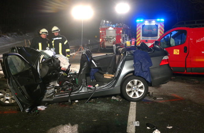 B252: Eltern kommen bei Unfall nahe Bad Arolsen ums Leben