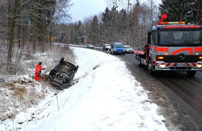 B251: PKW kommt von Fahrbahn ab